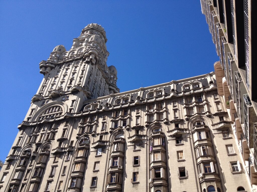 city tour montevideo passeio montevideo palacio salvo praça independencia parada para fotos