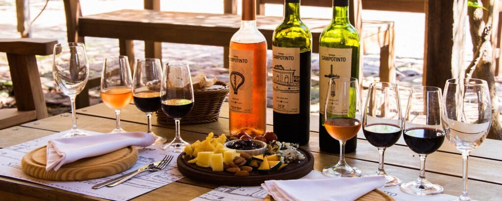 Vinhos e queijos numa vinícola de Carmelo
