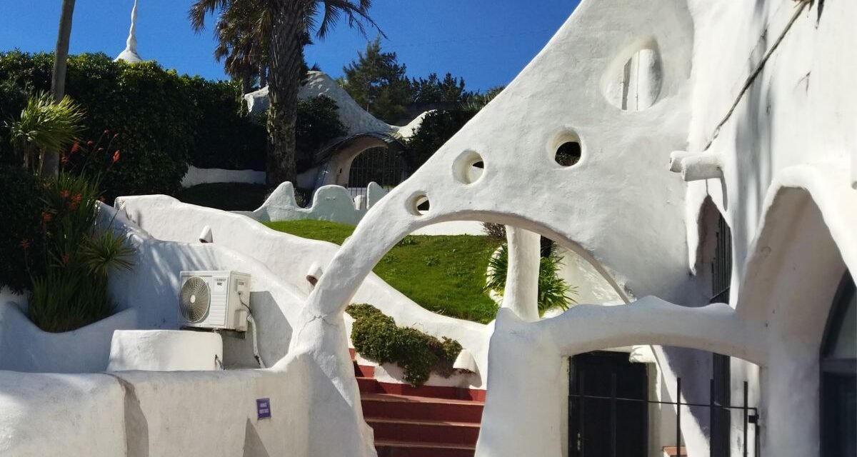 Museo Casapueblo Punta del Este Carlos Páez Vilaró arte uruguaia atrações turísticas edifício icônico esculturas e pinturas restaurante e hotel Punta Ballena visita guiada