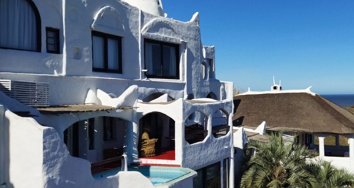 Carlos Páez Vilaró, Punta Ballena, Turismo no Uruguai, Arte Uruguaia, Museu Casapueblo, Arquitetura, Uruguai, Atrativos turísticos em Maldonado, História de Carlos Páez Vilaró, Arte e cultura no Uruguai, Melhor pôr do sol no Uruguai