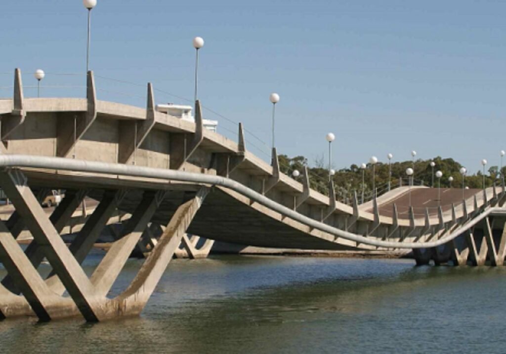 La Barra uruguai Punta del Este ponte Leonel Viera bares e restaurantes lojas de artesanato estilo hippie agitação noturna Praia Brava vida noturna Punta del Este turismo La Barra