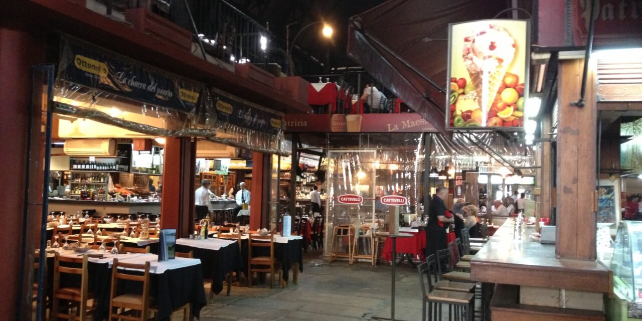 Mercado del Puerto Parrillada Montevidéu Gastronomia Uruguaia Mercado Gastronômico Carnes Assadas Uruguaias Feirinhas de Artesanato Restaurantes Montevidéu Churrasco Uruguaio Mercado Histórico Montevidéu Delícias Uruguaias