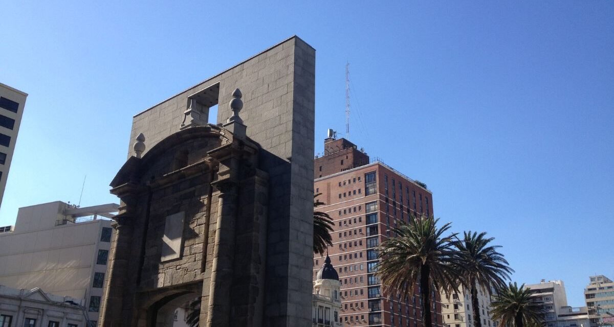 Ciudad Vieja Cidade Velha Montevidéu Arquitetura histórica Puerta de la Ciudadela Praças de Montevidéu Feiras de artesanato Mercado do Porto Museus de Montevidéu Palácio Salvo Vida noturna Montevidéu