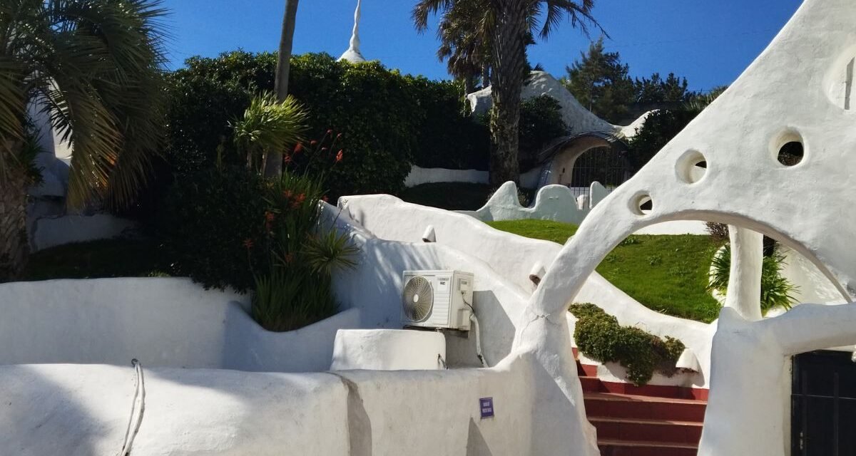 Carlos Páez Vilaró, Punta Ballena, Turismo no Uruguai, Arte Uruguaia, Museu Casapueblo, Arquitetura, Uruguai, Atrativos turísticos em Maldonado, História de Carlos Páez Vilaró, Arte e cultura no Uruguai, Melhor pôr do sol no Uruguai