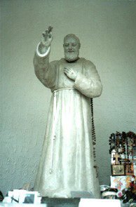 Gruta do Padre Pio Salto Uruguai Estância La Aurora Turismo místico Uruguai Experiências extraterrestres Salto Energia espiritual Uruguai Relatos de OVNIs Uruguai Peregrinação religiosa Uruguai Cristais e quartzos Salto Fenômenos inexplicáveis Uruguai