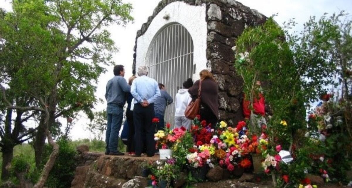 Gruta do Padre Pio Salto Uruguai Estância La Aurora Turismo místico Uruguai Experiências extraterrestres Salto Energia espiritual Uruguai Relatos de OVNIs Uruguai Peregrinação religiosa Uruguai Cristais e quartzos Salto Fenômenos inexplicáveis Uruguai