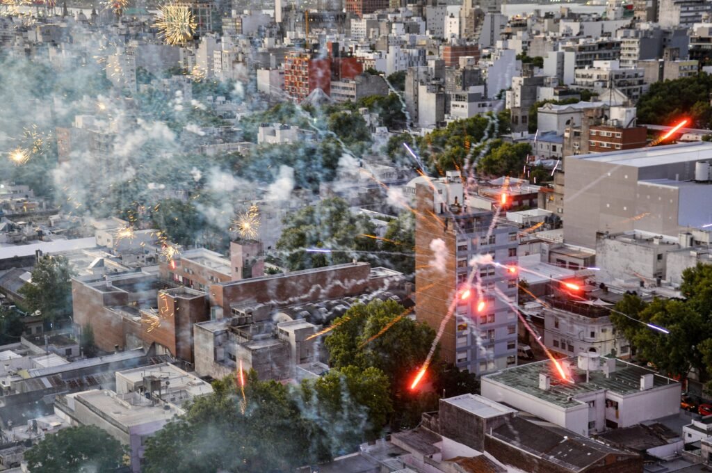 fogos de artifício em região de cidade Noite da Nostalgia no Uruguai
