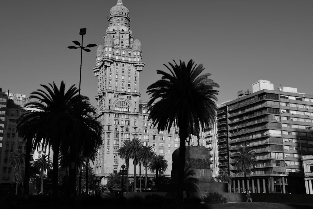 imagem em preto e branco de diversas construções prediais com vegetação Banco de la República Oriental del Uruguay