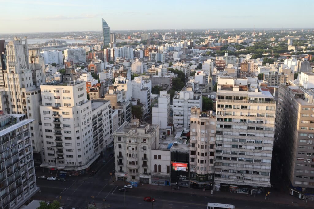 vista panorâmica da cidade de montevideo com varias construções Banco de la República Oriental del Uruguay
