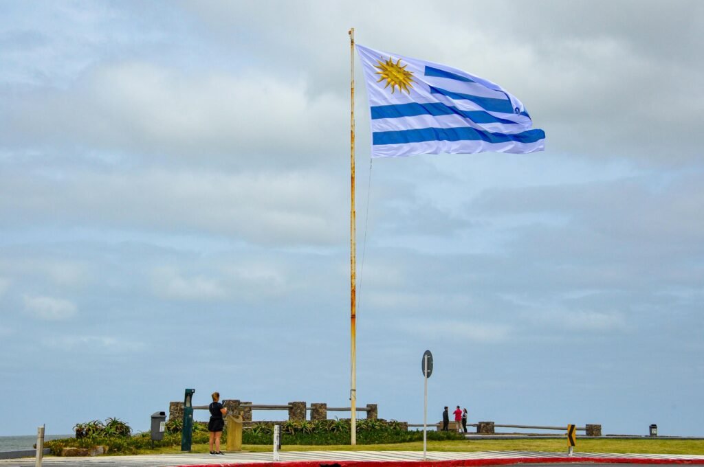 bandeira do uruguai com vista do céu azul ao fundo puchero