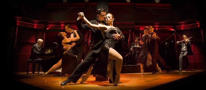 vários dançarinos de tango, com alguns em destaque roteiro Montevideo e Punta del Este