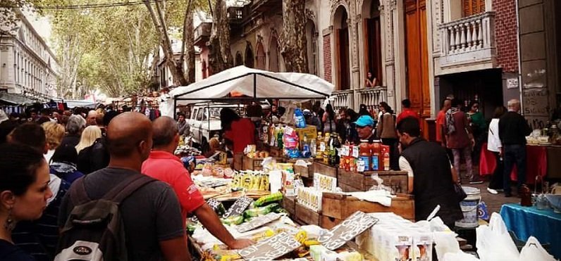 feira à ceu aberto no uruguai, com pessoas e itens para venda roteiro Montevideo e Punta del Este