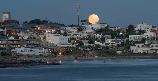 região de água com construções ao fundo roteiro Montevideo e Punta del Este