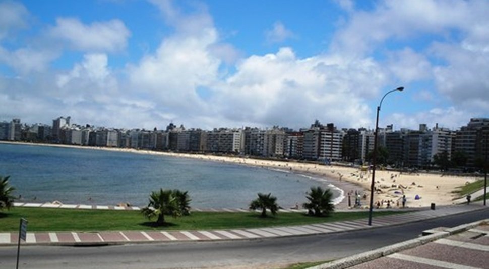 região de praia no uruguai, com ruas e construçõe roteiro Uruguai de 3 a 10 dias