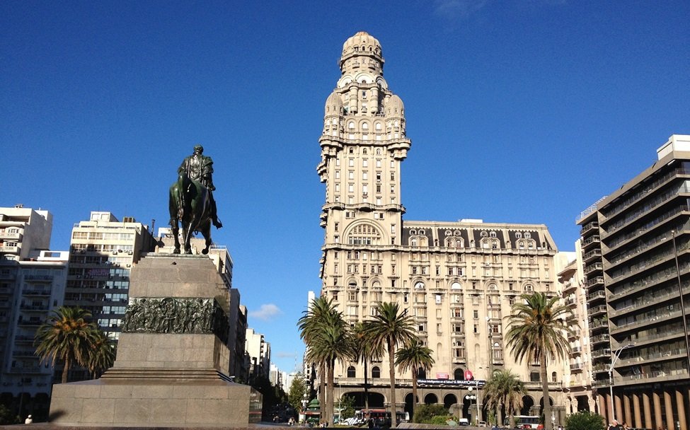 estátua em ambiente turístico, com construções ao redor roteiro Uruguai de 3 a 10 dias