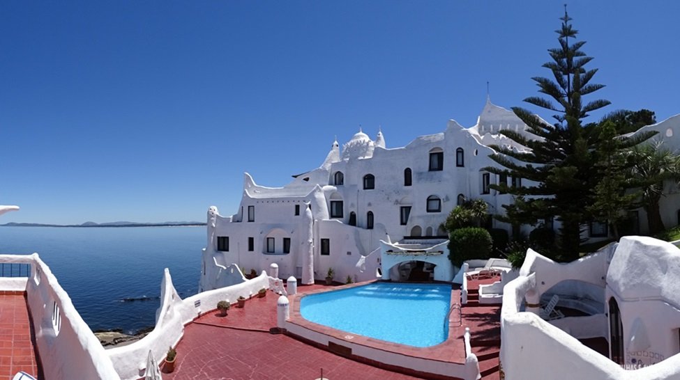 casapueblo, com construções, piscina, paisagem roteiro Uruguai de 3 a 10 dias