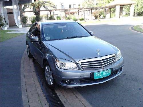 vista de um carro cinza numa avenida táxi em montevideo remis
