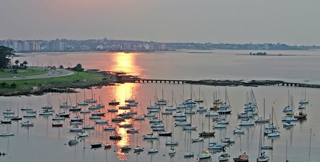 vista de região litorânea com várias embarcações melhores hotéis em Montevideo