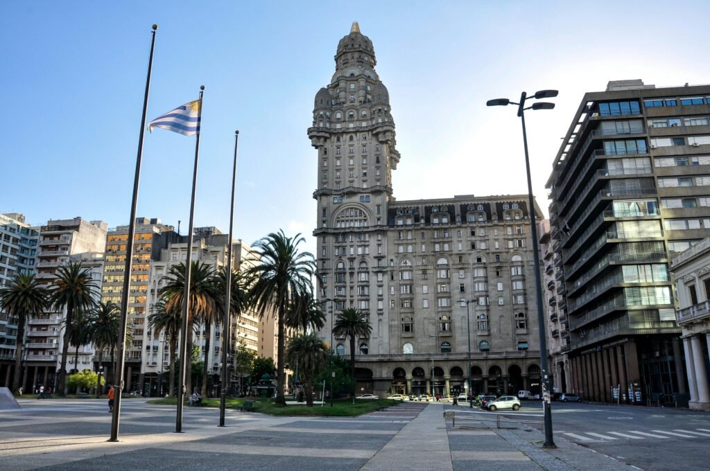 construção predial em frente a uma praça com o céu azul ao fundo melhores hotéis em Montevideo