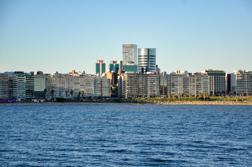 Vista do mar com a cidade ao fundo