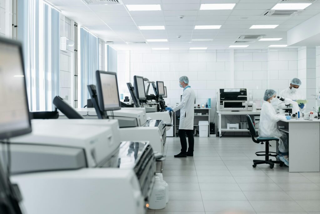 pessoas trabalhando num ambiente de hospital