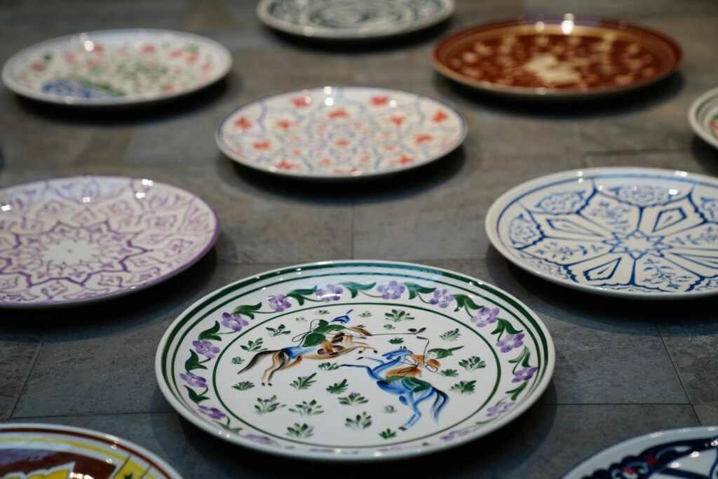 pratos decorados dispostos em uma mesa puchero