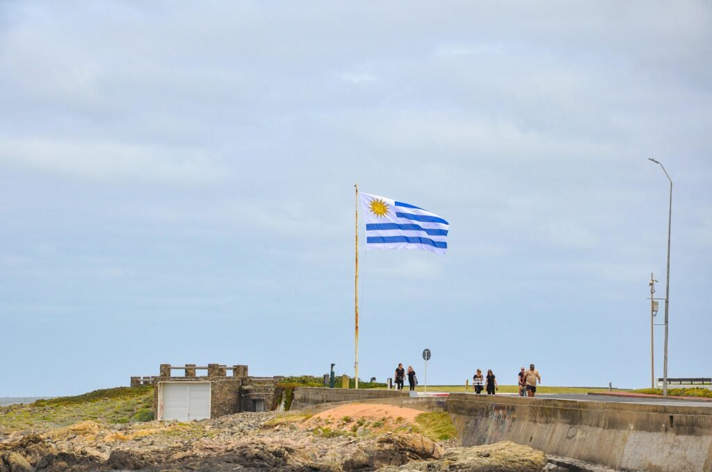 vista da bandeira do uruguai com pessoas cé azul e vegetação qual é a melhor época para viajar para o Uruguai