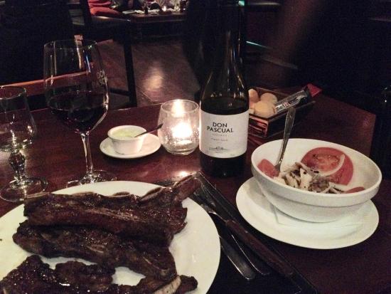 pratos com comida em mesa de restaurante acompanhados de bebidas quanto custa uma viagem para o Uruguai