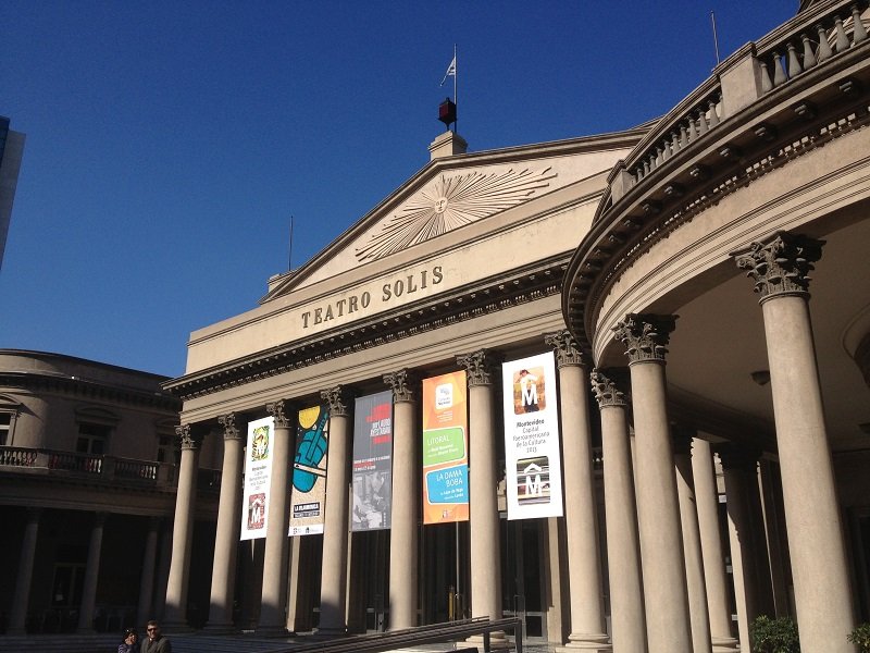fachada do teatro solis no uruguai, com um céu azul roteiro de 5 dias no Uruguai