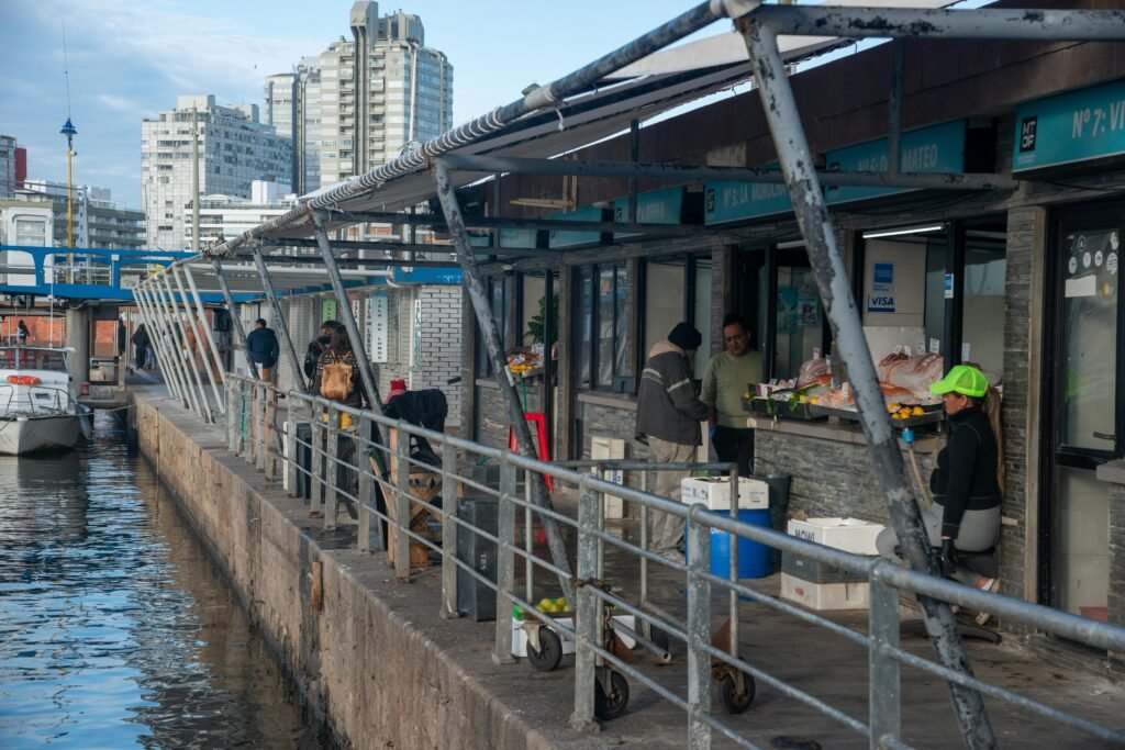 mercado del puerto uruguai pessoas trabalhando e comendo perto da água roteiro de 5 dias no Uruguai