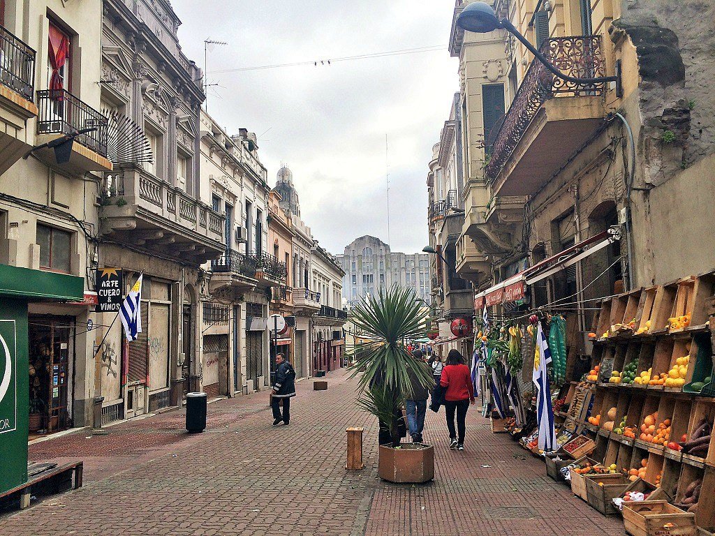 rua em montevideo com pessoas objetos e construções roteiro de viagem para o Uruguai