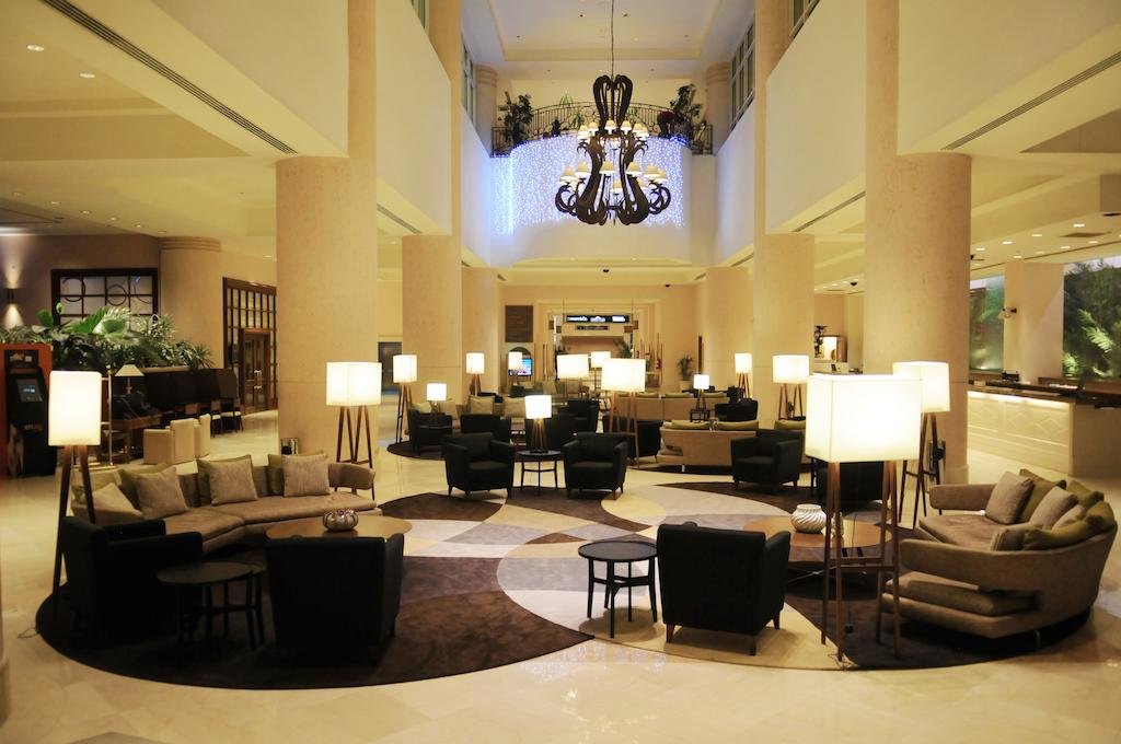 hall de um hotel bem decorado com cadeiras mesas lustres roteiro de viagem para o Uruguai
