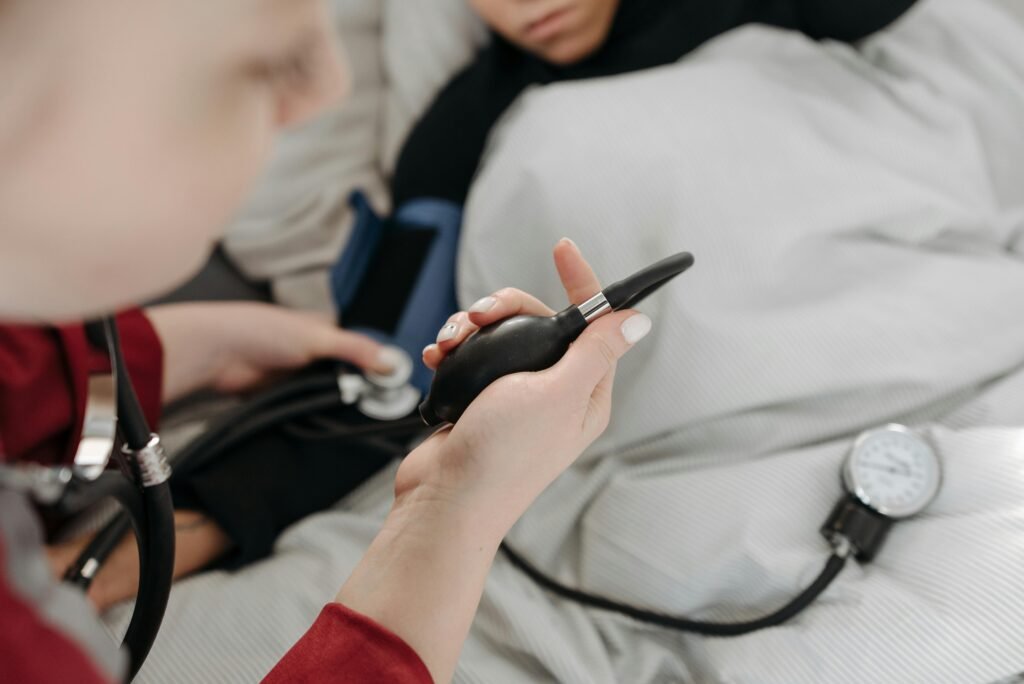 médico com equipamentos realizando atendimento de um paciente sistema de saúde no Uruguai