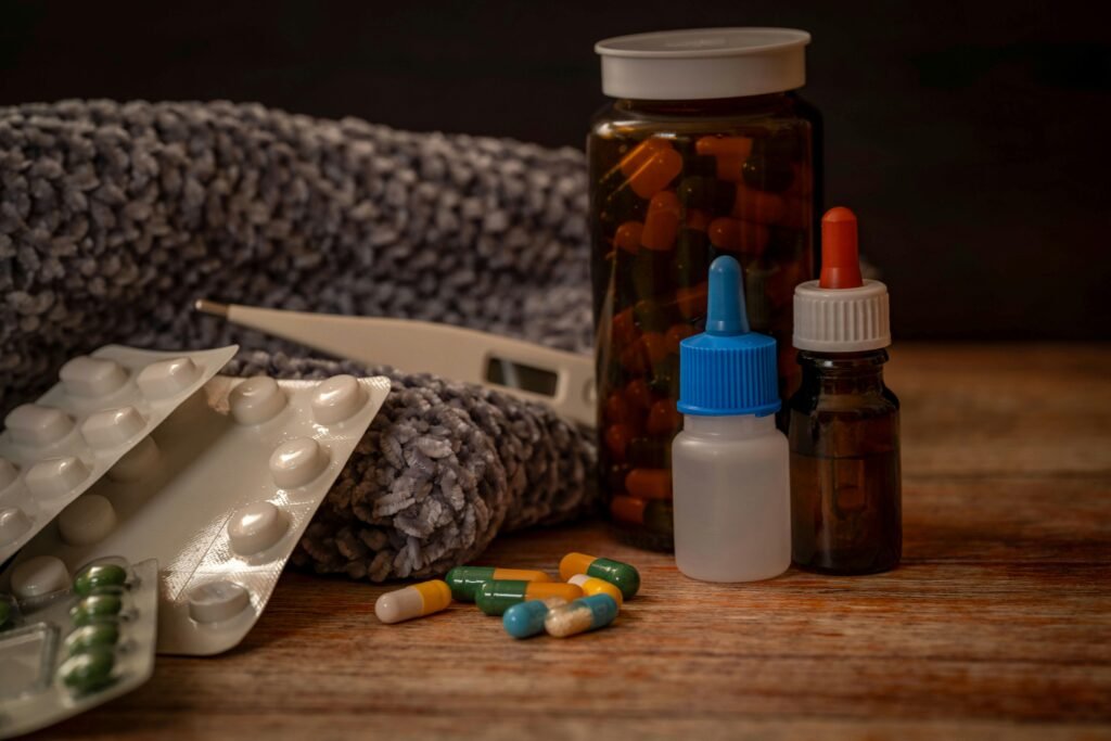 vários medicamentos não identificados, dispostos numa mesa sistema de saúde no Uruguai
