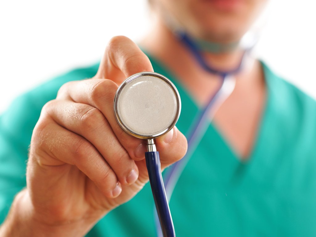 médico com o rosto desfocado e um estetoscópio sistema de saúde no Uruguai