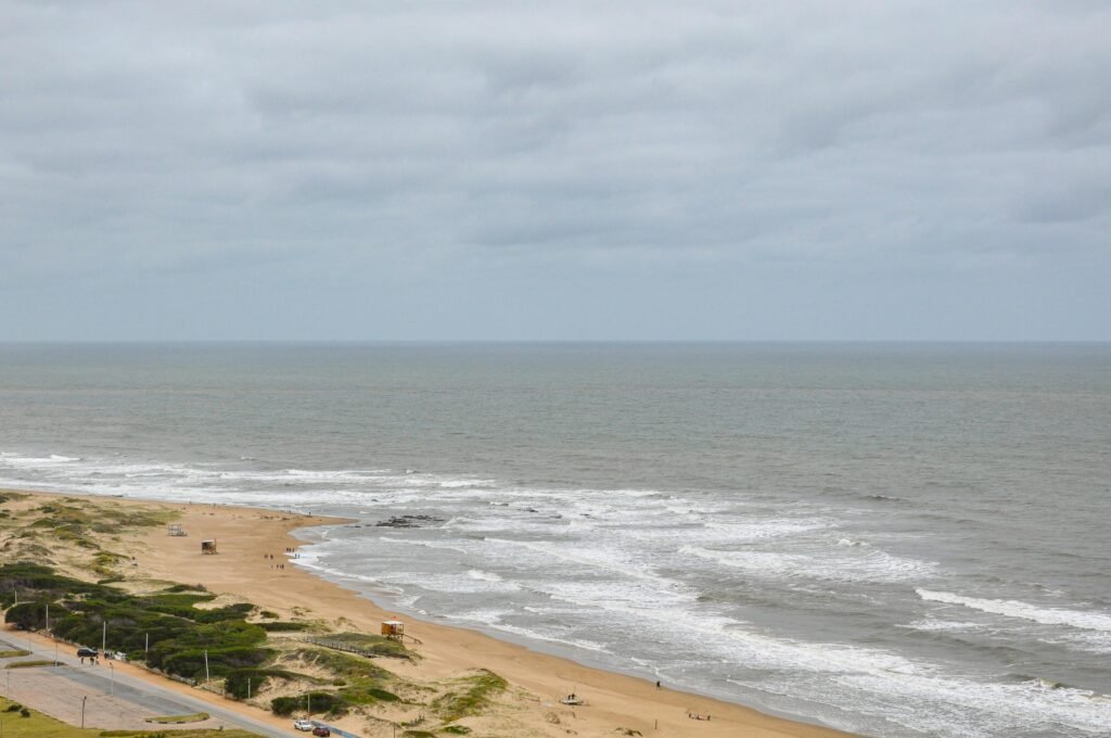 região litorânea com o mar a areia e o céu Cassino Carrasco em Montevideo