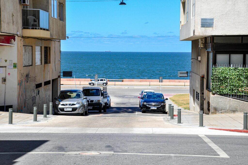 vista do oceano com carros e construções Cassino Victoria Plaza em Montevideo