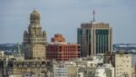 vista ampla da cidade, com várias construções prediais e o céu azul ao fundo Catedral Metropolitana de Montevideo