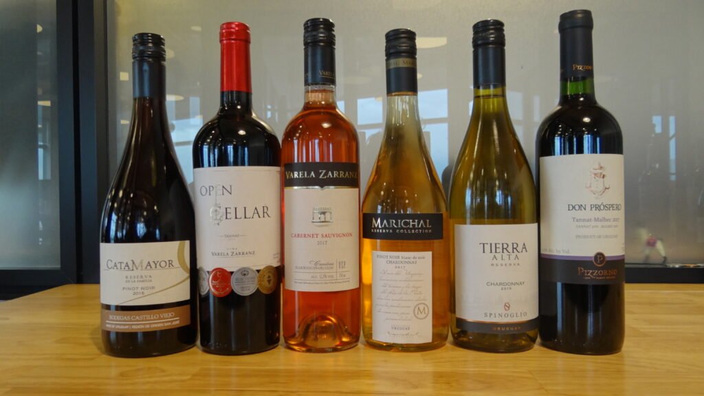 várias garrafas de vinho em cima de uma mesa