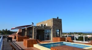 piscina, construção predial e céu azul ao fundo