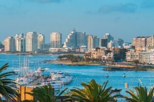 Vista panorâmica da cidade, com prédios, mar, vegetação