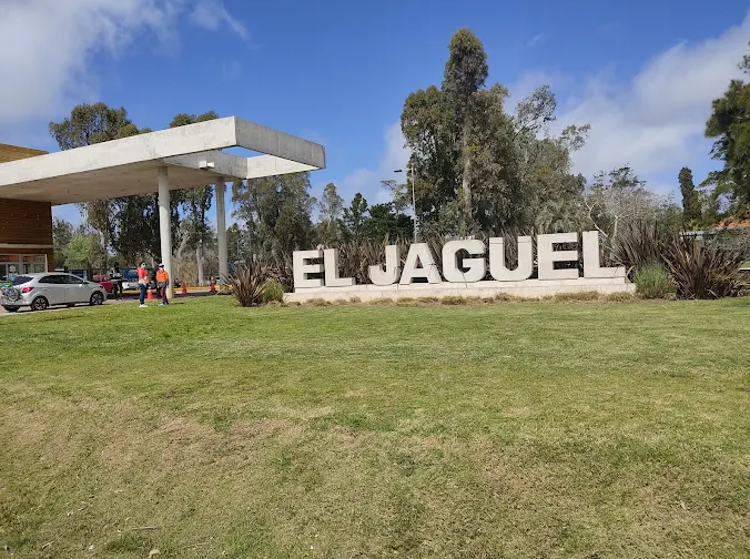 `Letreiro branco com o nome El Jaguel na entrada do Parque El Jaguel no Uruguai`