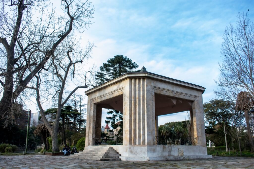 vegetação, céu azul e construção monumentla