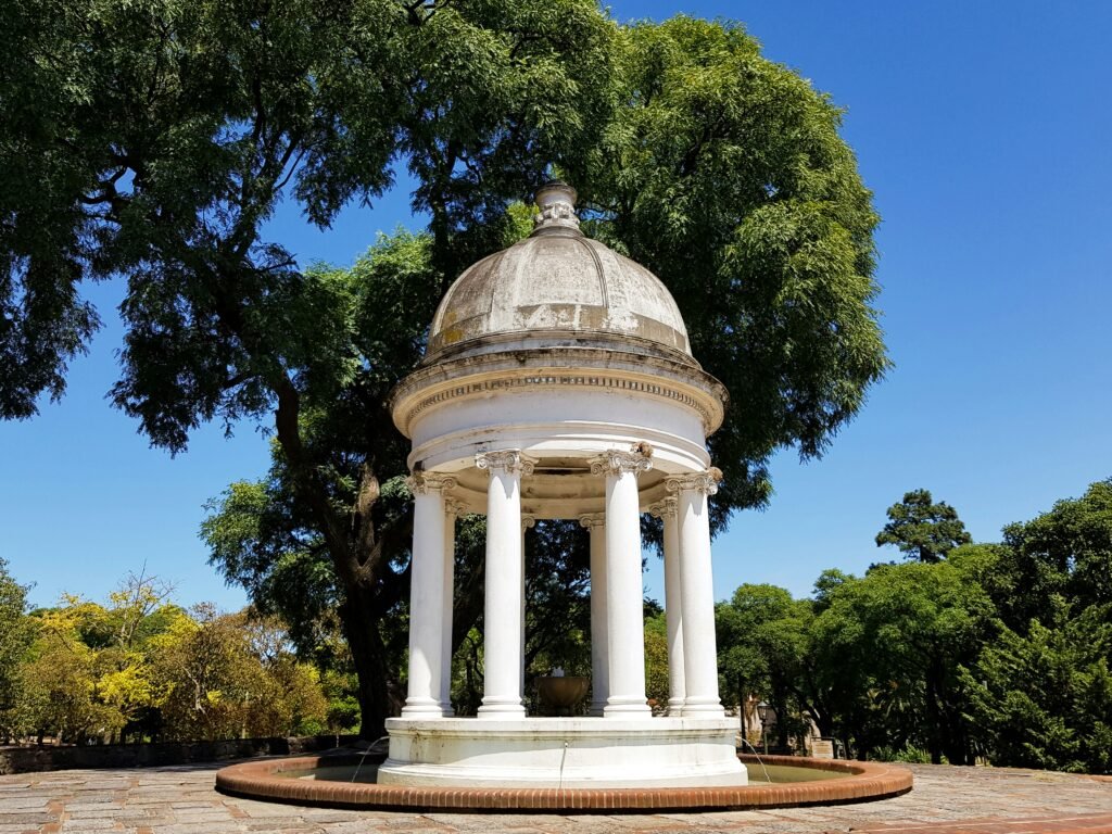 monumento com vegetação ao redor