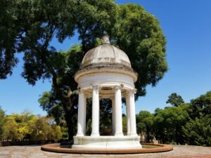 monumento com vegetação ao redor
