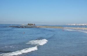 Praia de Malvín com a Isla de las Gaviotas ao fundo e a orla de Montevideo ao longe