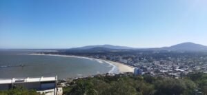 Vista do alto da baía e da Praia dos Ingleses com a cidade de Piriápolis e os morros ao fundo