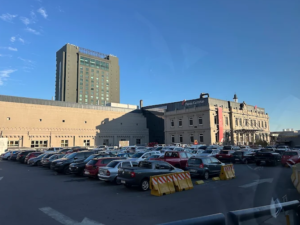 Estacionamento e estrutura externa do Punta Carretas Shopping com torre ao fundo