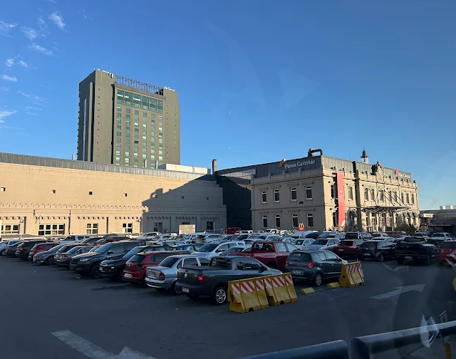 Estacionamento e estrutura externa do Punta Carretas Shopping com torre ao fundo