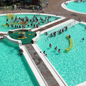 Piscinas termais cheias de banhistas nas Termas de Guaviyú